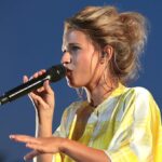 Selah Sue évoque un conseil de Prince lors de son concert aux Escales du Cargo à Arles.