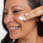 Crème solaire activée par la chaleur recommandée pour les personnes de plus de 50 ans.