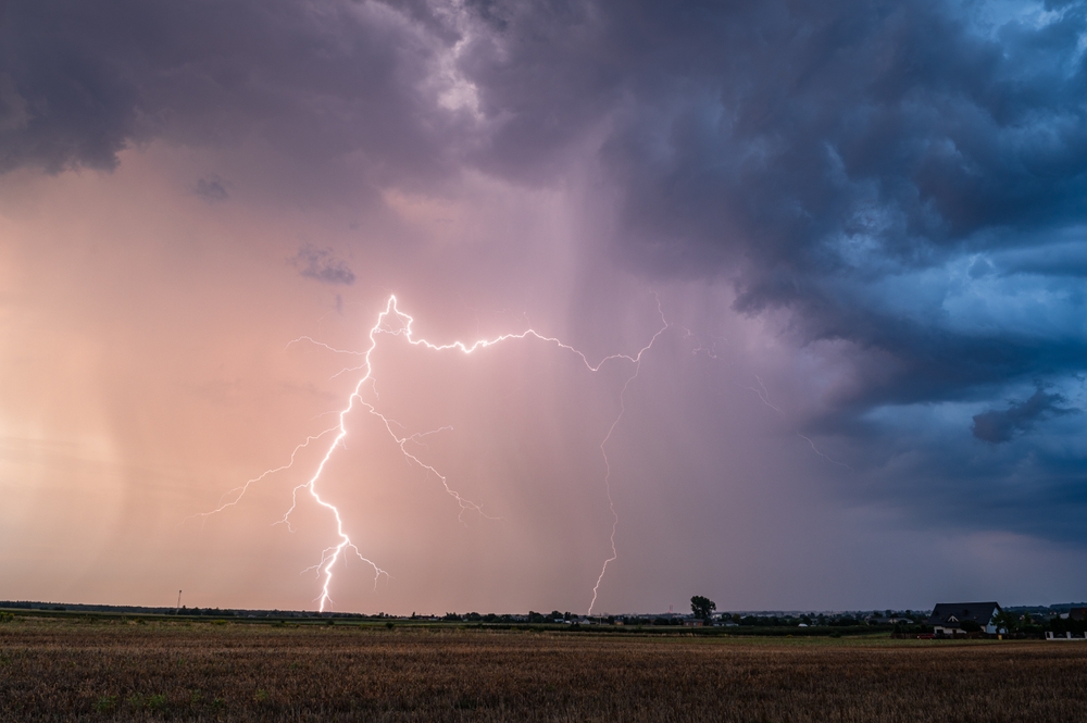 Orages et canicule : 10 départements français placés en alerte météorologique.