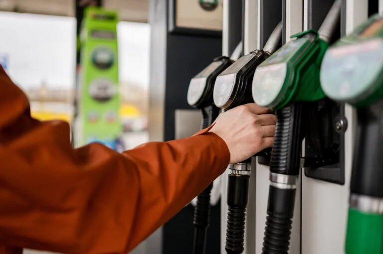 TotalEnergies maintient son plafonnement des prix du carburant malgré les critiques.