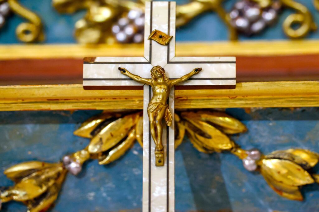Différence entre crucifix et croix : symboles religieux distincts en chrétienté.