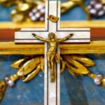 Différence entre crucifix et croix : symboles religieux distincts en chrétienté.