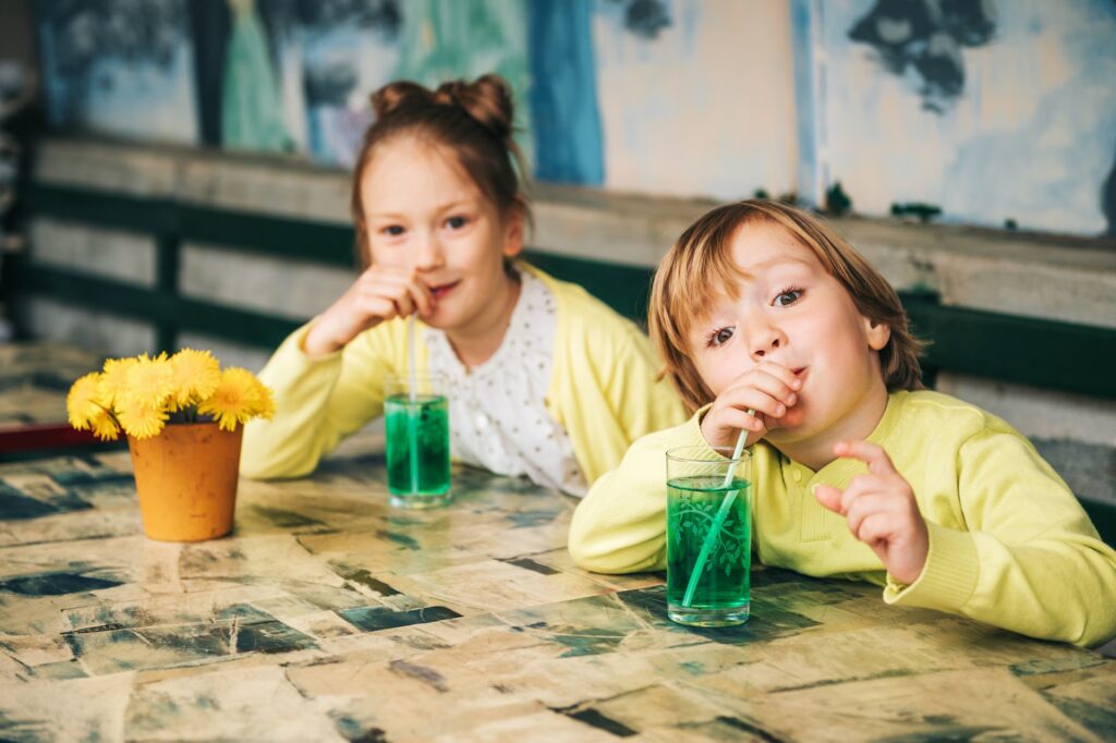 Yuka alerte sur les dangers potentiels des sirops de menthe trop verts en France.