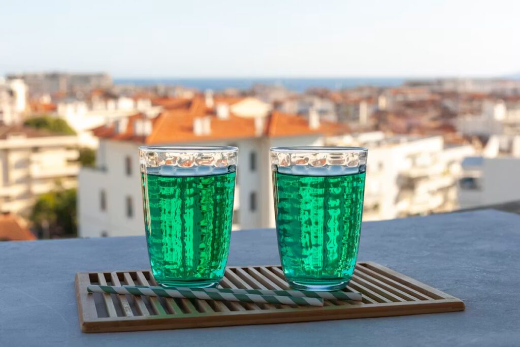 Sirops de menthe : Yuka alerte sur l’additif E133 jugé controversé.
