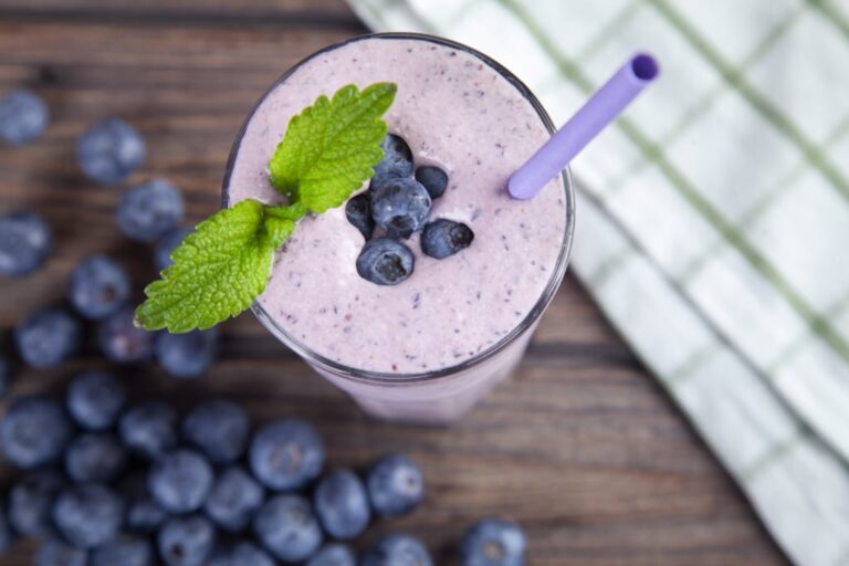 La consommation de smoothies aux myrtilles augmente dans les cafés français en 2023.