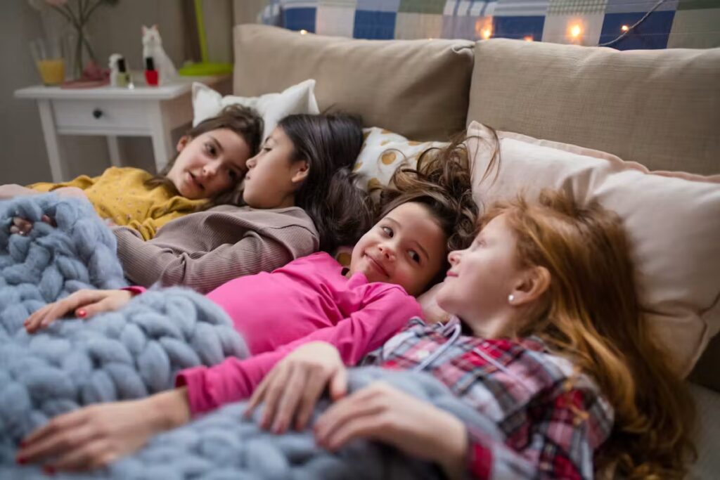 Sécurité des enfants : les recommandations des pédiatres sur les soirées pyjama.