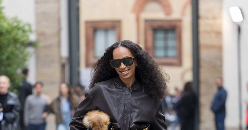 Les looks de Solange, icône de mode américaine, marquent les tendances actuelles.