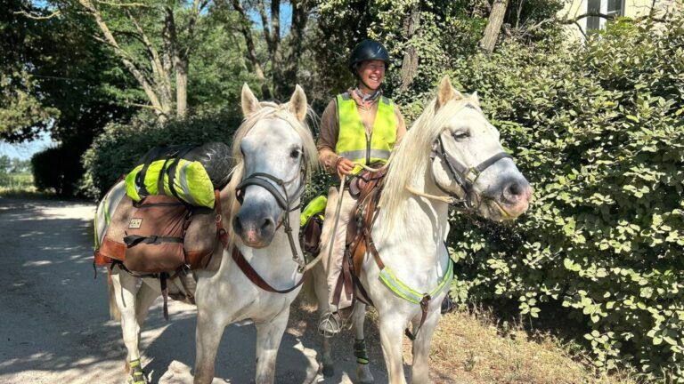 Périple à cheval de Catherine Winter : de Calais à Arles, un parcours en Camargue.