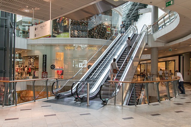 Les centres commerciaux en France affectent la viabilité des commerces de proximité.