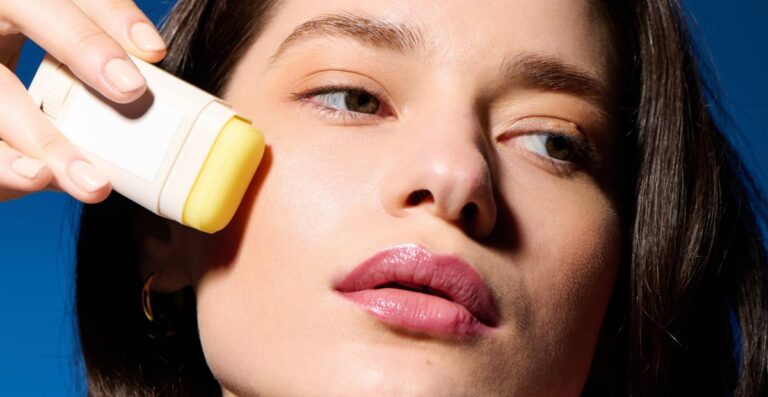 Un dermatologue précise la quantité de stick solaire à appliquer pour une protection efficace.
