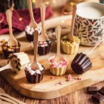 Sucettes de chocolat à tremper : une tendance culinaire en hausse dans les salons de pâtisserie.