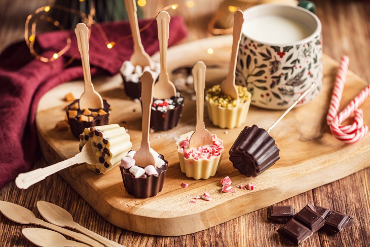 Sucettes de chocolat à tremper : une tendance culinaire en hausse dans les salons de pâtisserie.