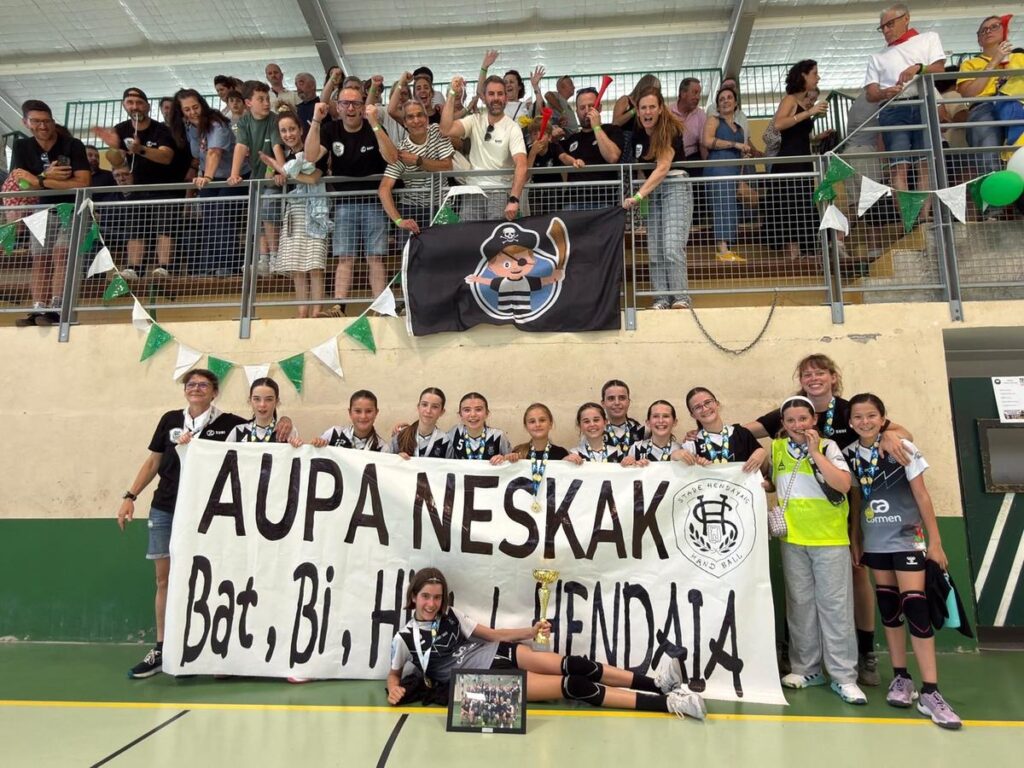 Hendaye : les jeunes handballeuses du Stade hendayais remportent le championnat départemental