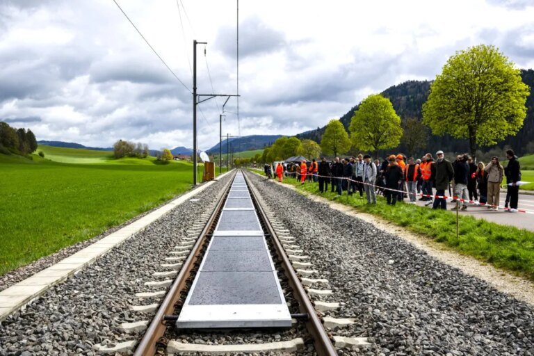 Énergie solaire sur les rails en Suisse : premiers résultats positifs observés