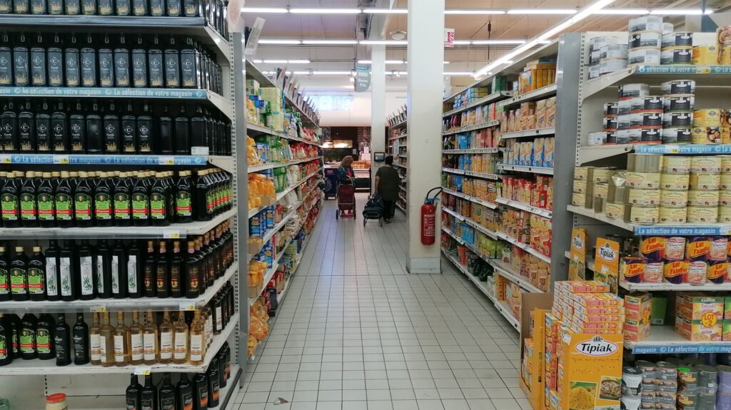 Des députés proposent de reverser les marges des grandes surfaces aux associations lors des collectes alimentaires.