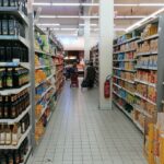 Des députés proposent de reverser les marges des grandes surfaces aux associations lors des collectes alimentaires.