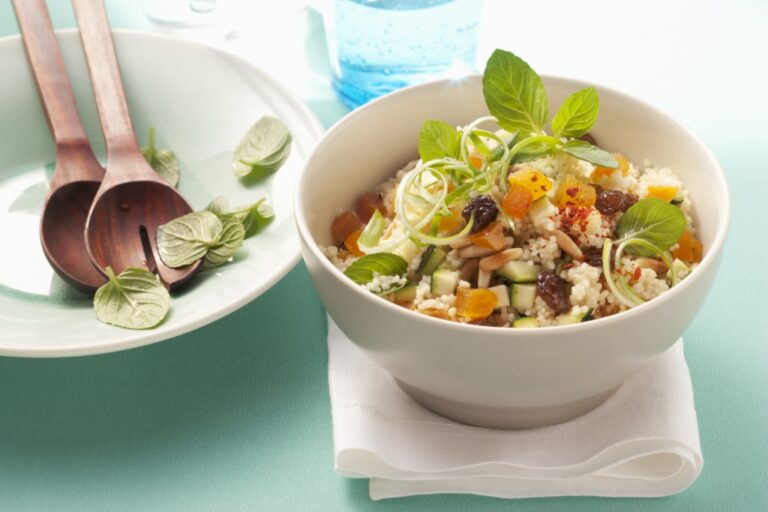 Recette de taboulé aux courgettes, fruits secs et pignons : une option santé pour l’été.