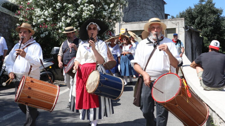 La grande cavalcade clôture la Saint-Jean à Allauch avec des tambourins.