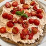 Tarte croustillante au thon et tomates : une recette traditionnelle revisitée en France.