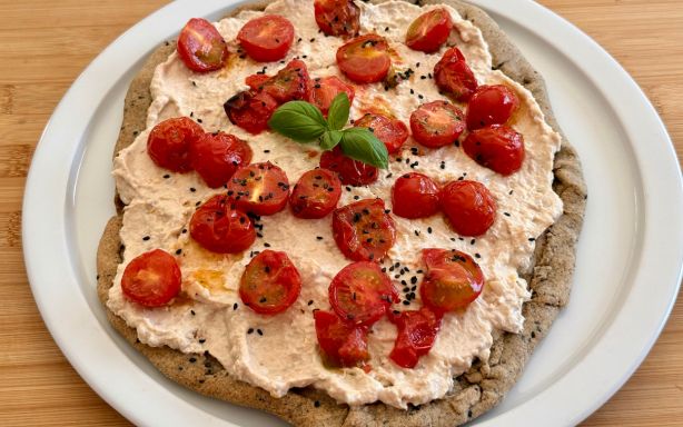 Tarte croustillante au thon et tomates : une recette traditionnelle revisitée en France.