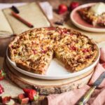 Tarte-crumble fraises et rhubarbe : recette traditionnelle française en hausse de popularité.