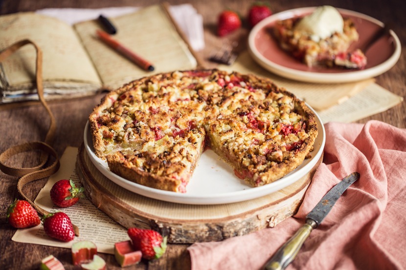 Tarte-crumble fraises et rhubarbe : recette traditionnelle française en hausse de popularité.