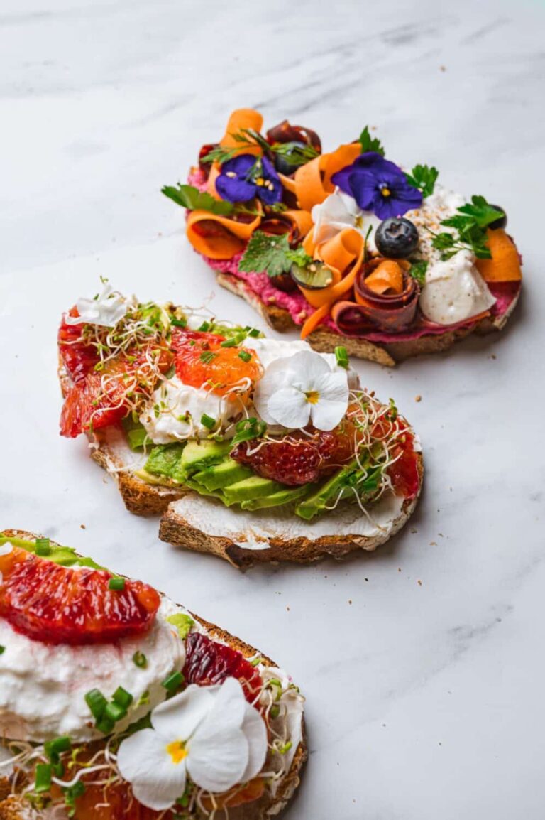 Brunch élégant : deux recettes de tartines colorées pour un repas raffiné.
