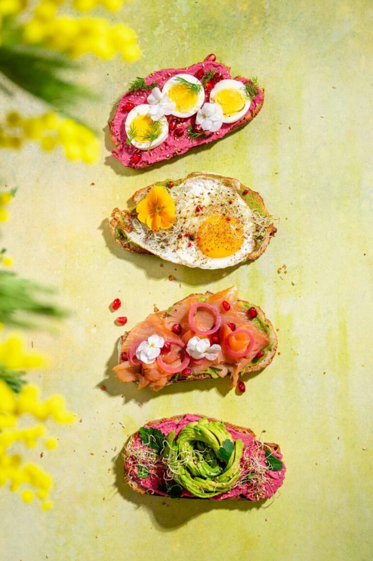 Quatre idées de tartines colorées pour un brunch ou un apéritif en France.