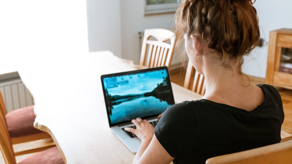 L’augmentation du chômage des jeunes liée au télétravail, selon deux études, dont une de la Fed.