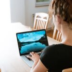 L&rsquo;augmentation du chômage des jeunes liée au télétravail, selon deux études, dont une de la Fed.