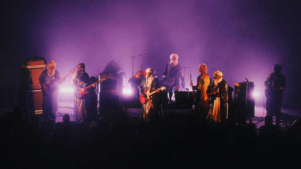 Tinariwen, pionniers du blues touareg, en concert au Cirque d’Hiver à Paris.