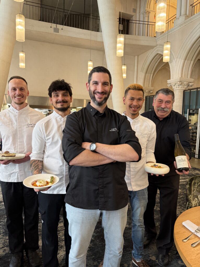 Gilles Pudlowski analyse la gastronomie française face aux défis contemporains du secteur.