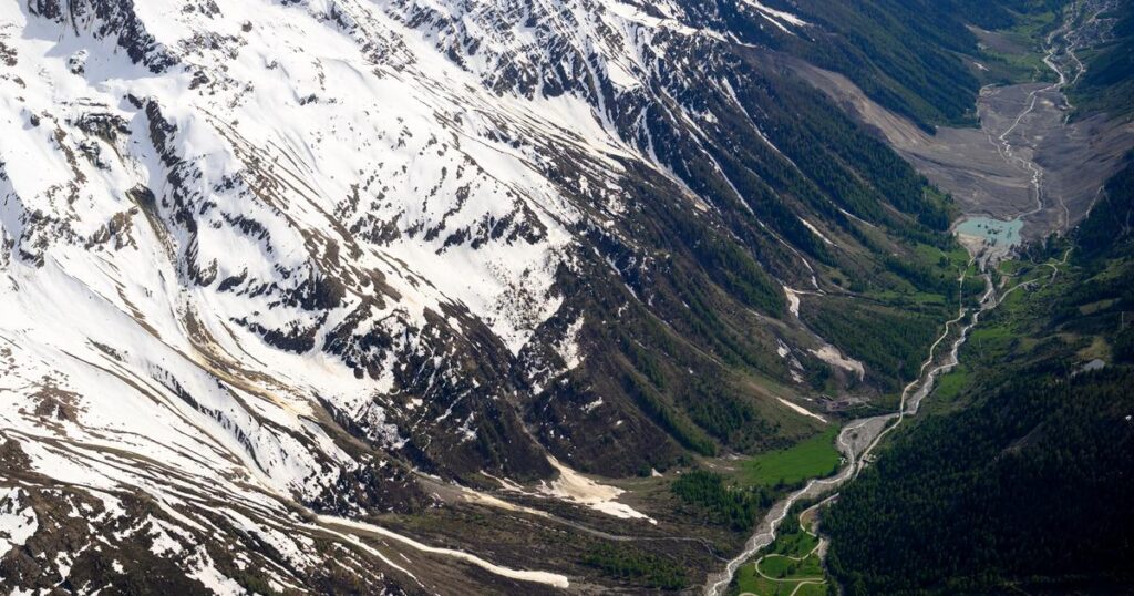 Sécurisation renforcée autour du glacier d’Oigschtchummun à Blatten en raison de risques accrus.