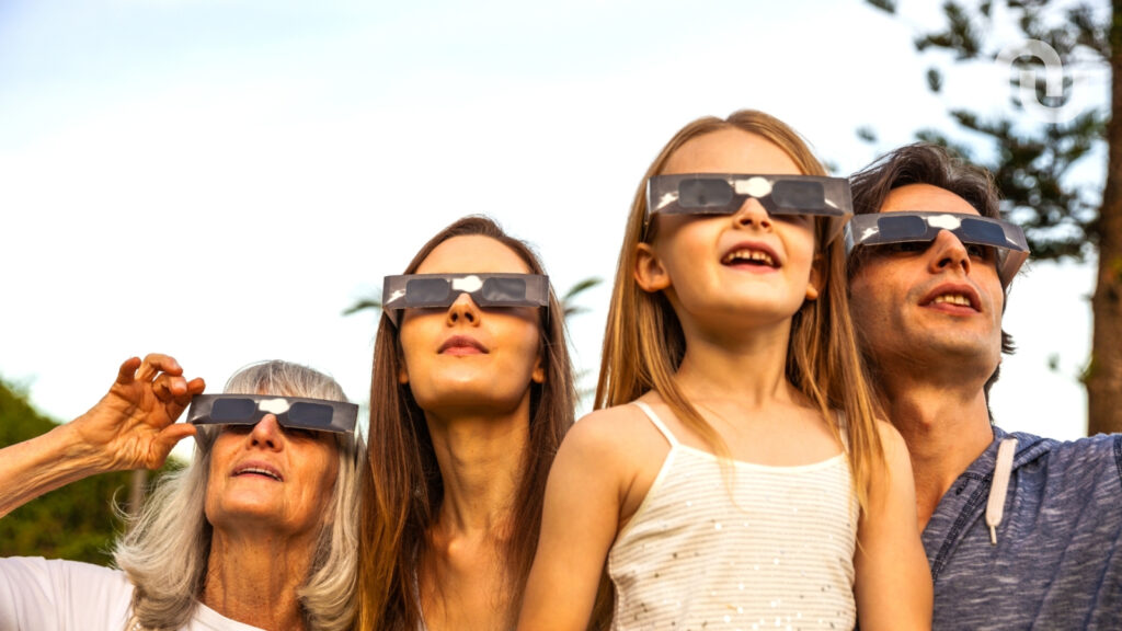 Lunettes d’éclipse gratuites distribuées par Écouter Voir pour sensibiliser à la sécurité visuelle.