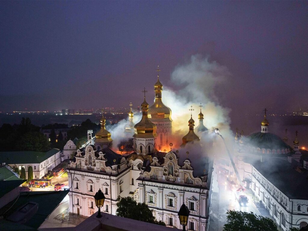 Frappes russes touchent la cathédrale de la Dormition à Kyiv, provoquant des destructions.