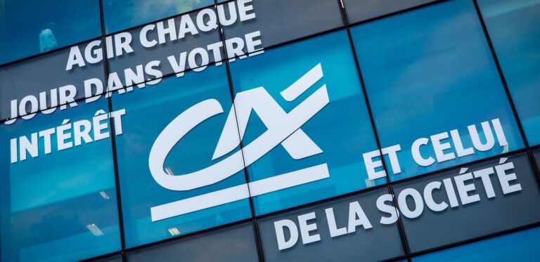 Le Crédit Agricole renforce sa présence en Espagne avec une stratégie coopérative.