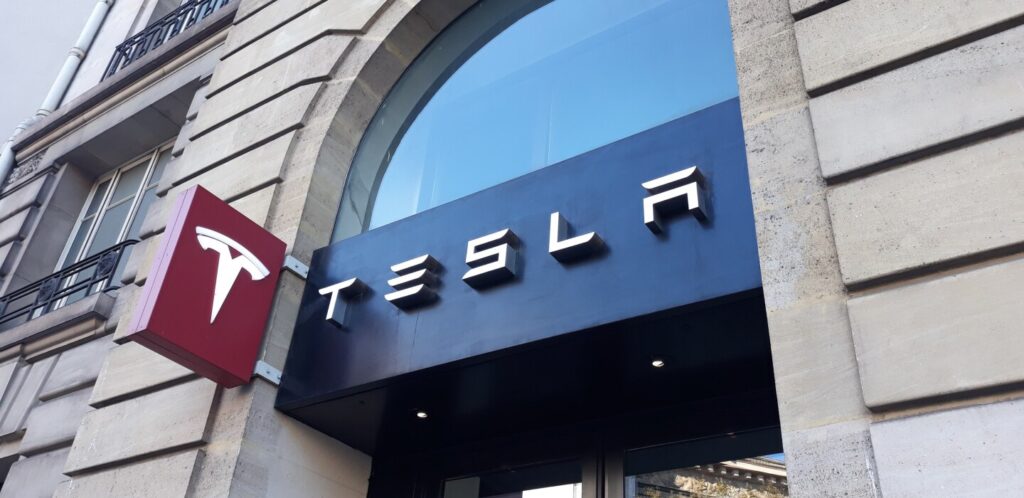 Tesla règle à l’amiable des plaintes pour racisme aux États-Unis avec des compensations.