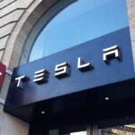 Tesla règle à l’amiable des plaintes pour racisme aux États-Unis avec des compensations.