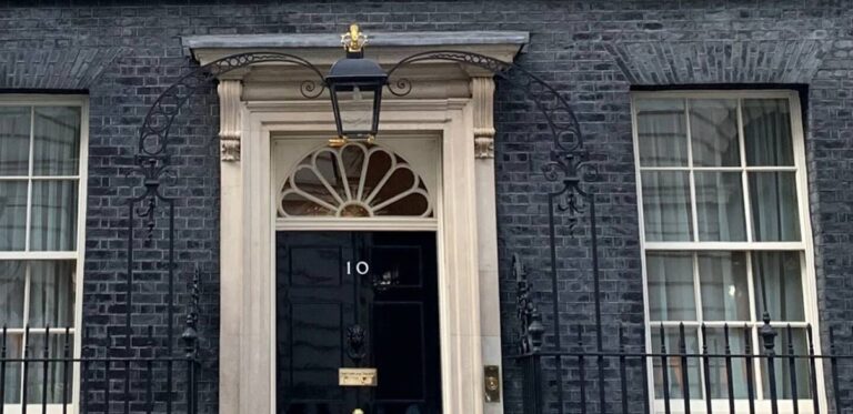 Andy Burnham remet en question l’autorité de Keir Starmer au sein du Parti travailliste britannique.