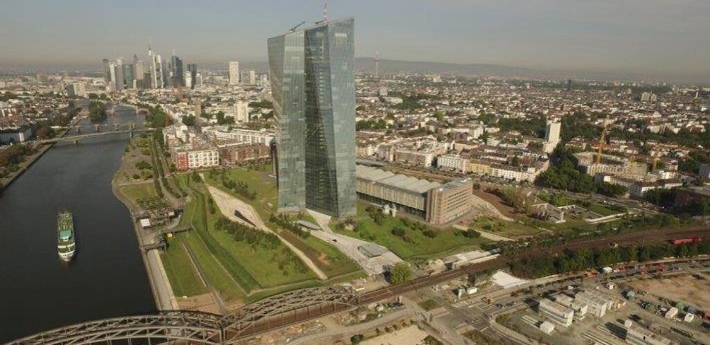 BCE abaisse ses prévisions économiques, signalant une croissance plus faible en zone euro.