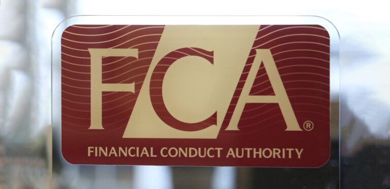 Caceis sanctionnée par le gendarme financier britannique pour défauts de contrôle.