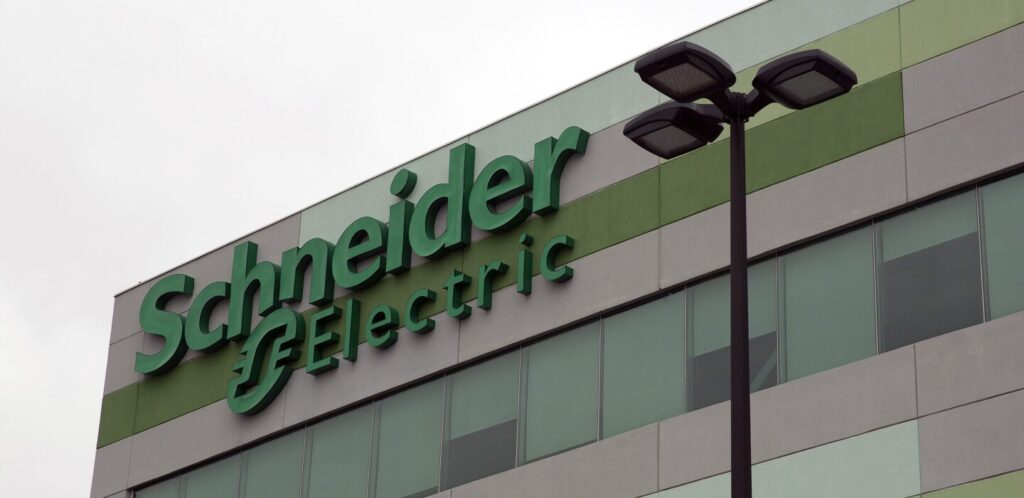 Schneider Electric investit dans l’intelligence artificielle pour renforcer sa compétitivité.