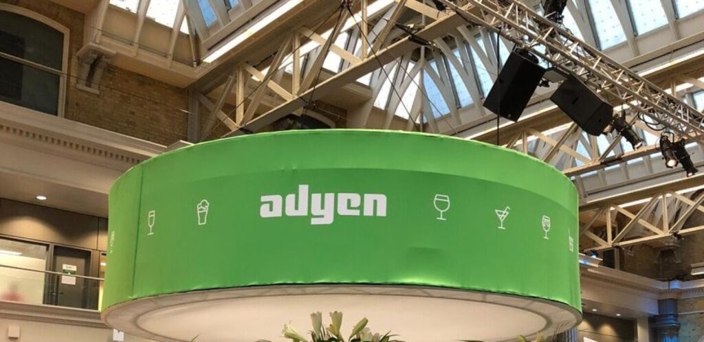 Adyen renforce sa présence dans le secteur du commerce agentique en Europe.
