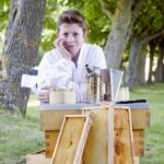 Un adolescent construit sa propre ruche et s’initie à l’apiculture en France.