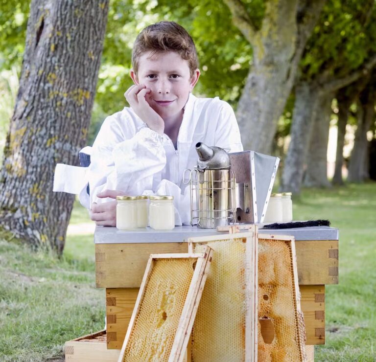 Un adolescent construit sa propre ruche et s’initie à l’apiculture en France.