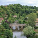 Les Alpes mancelles : un bourg discret révèle la beauté des villages de pierre.