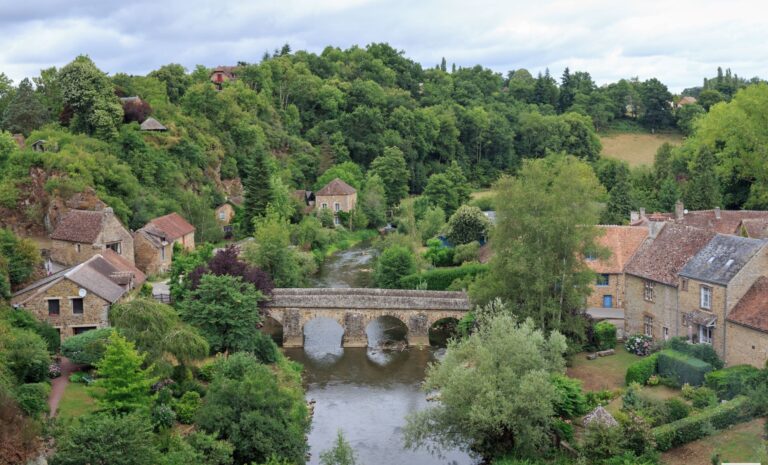 Les Alpes mancelles : un bourg discret révèle la beauté des villages de pierre.