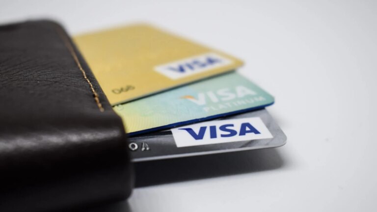 Visa et Mastercard permettent le paiement par agents IA via l’accès bancaire direct.