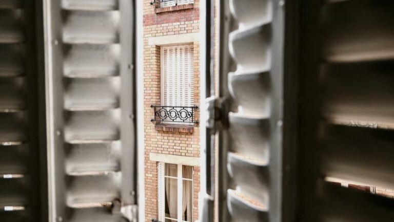 En France, 43% des logements sans volets réduisent la température intérieure de 4 à 5°C en été.