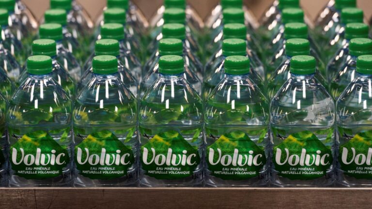 Volvic reconnue coupable de pratiques commerciales trompeuses sur ses bouteilles recyclables